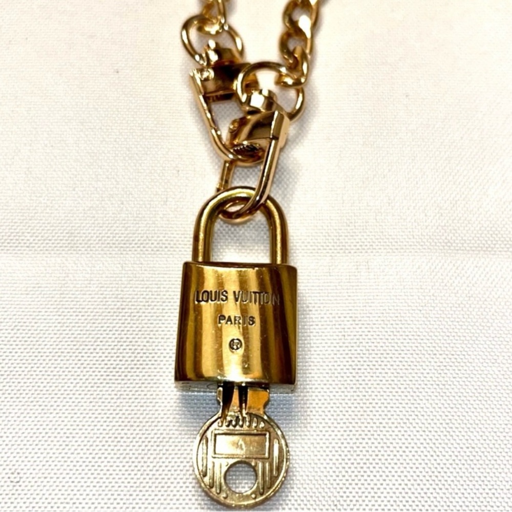 Rare Louis Vuitton lock and key #219 comes with a
unbranded chain - Picture 3 of 9